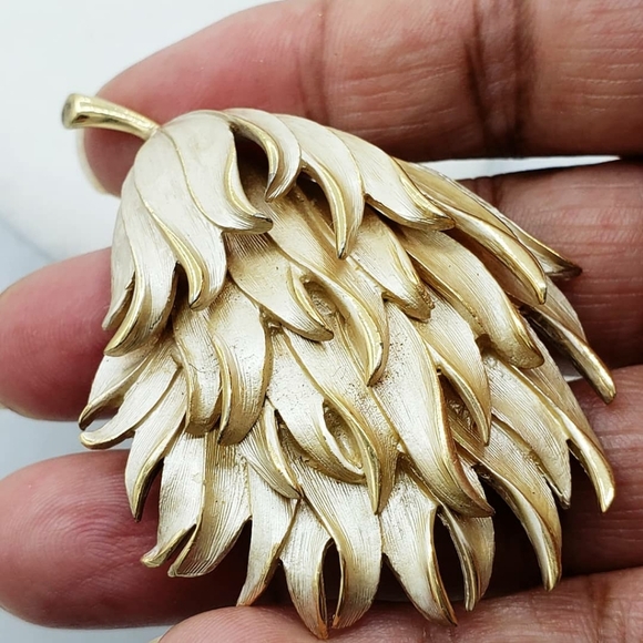 Vintage Goldtone Brooch / 70s / Leaf Pin - Picture 1 of 4